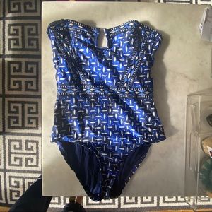 La Blanca Women’s Front Cut Out Bandeau Swimsuit